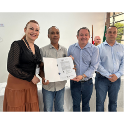 Mais de 60 títulos de regularização fundiária são entregues no bairro Nova Serrinha, em Balsa Nova